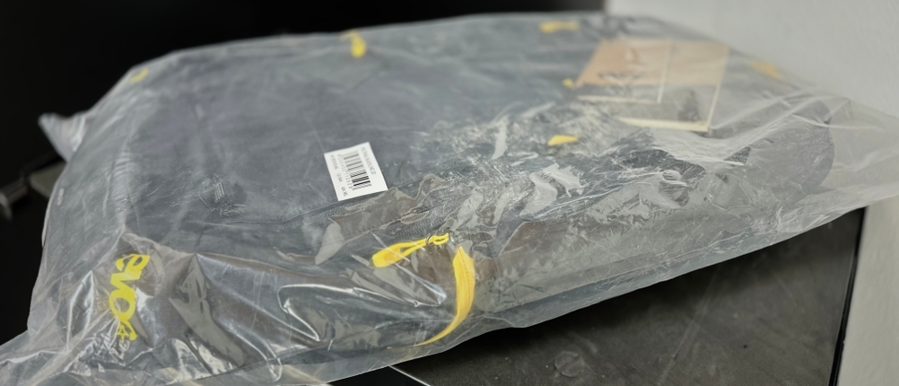 Der MTB-Rucksack von Evocliegt eingepackt auf einem Rollwagen.