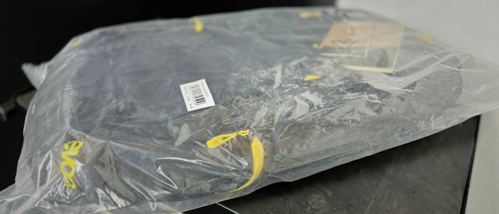 Der MTB-Rucksack von Evocliegt eingepackt auf einem Rollwagen.