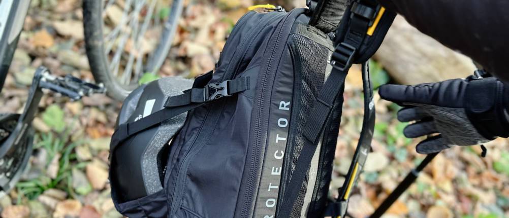 Die Rückseite des EvocMTB-Rucksacks mit Protektoren.