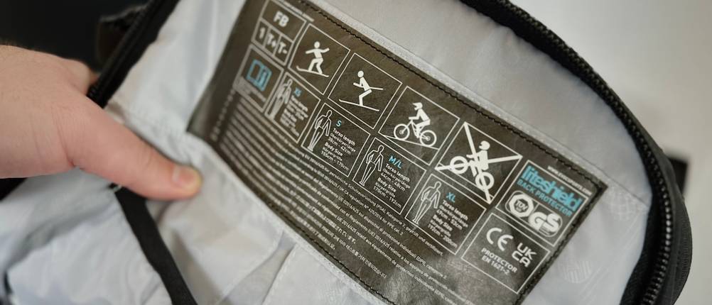 Innenseite des Evoc-FR-Trail-Blackline-MTB-Rucksacks mit Nutzungshinweisen.