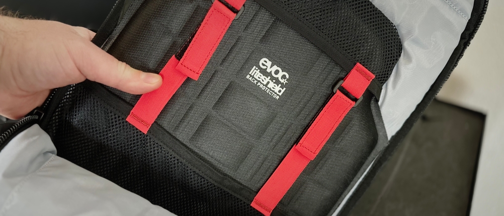 Die Rückseite des Evoc MTB-Rucksacks mit Protektoren.