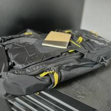 Der MTB-Rucksack von Evoc liegt ausgepackt auf einem Rollwagen.