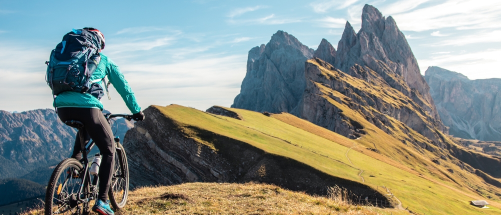 MTB-Rucksack-Test: Ein Mann radelt in den Bergen