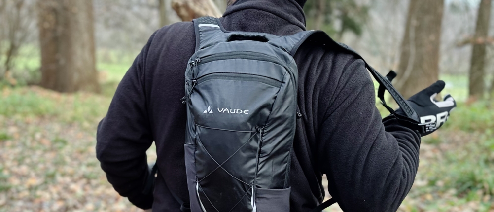 Ein Mann trägt den MTB-Rucksack von Vaude auf dem Rücken.