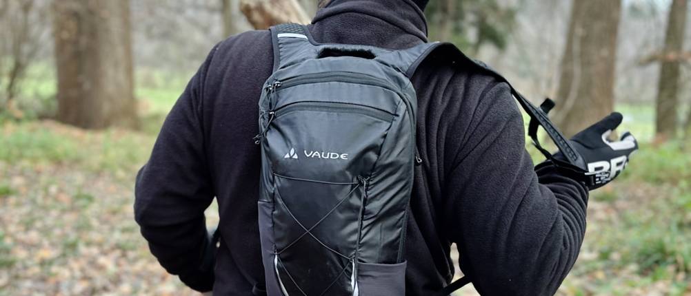 Ein Mann trägt den MTB-Rucksack von Vaude auf dem Rücken.