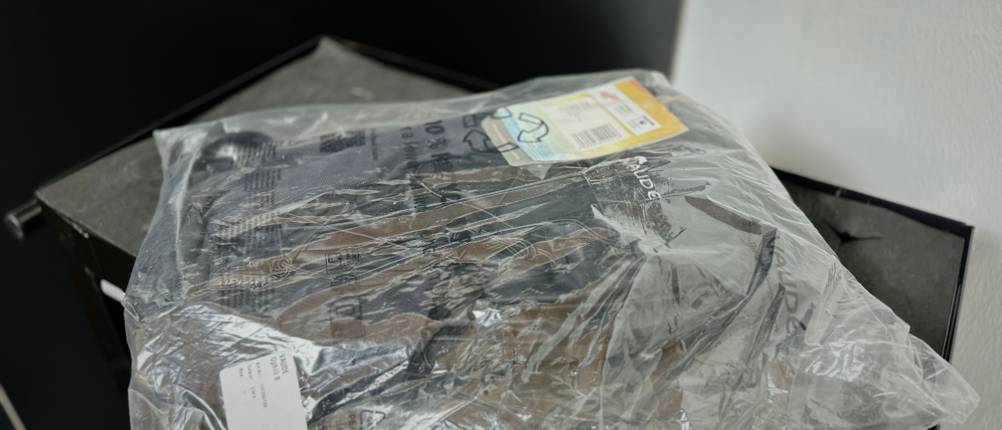 Der MTB-Rucksack von Vaude liegt eingepackt auf einem Rollwagen.