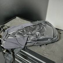 Der MTB-Rucksack von Vaude liegt ausgepackt auf einem Rollwagen.