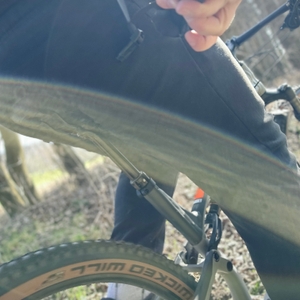 Ein Mountainbiker sitzt auf dem Ergon SMC Core Sattel, während er durch den Wald fährt. Der Fokus liegt auf der Sattelposition und der Sitzhaltung.