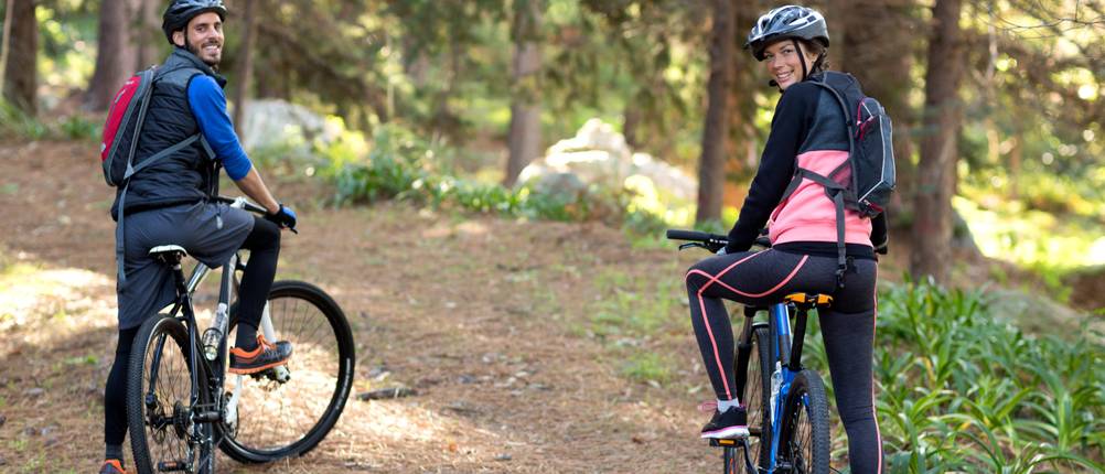 Ein Mann und eine Frau testen Fahrradsättel für Männer oder MTB-Sättel für Damen