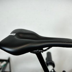 Der SQlab 610 M-D Active Sattel ist an einem Mountainbike montiert. Die ergonomische Stufensattelform mit der abgesenkten Sitzfläche ist gut erkennbar.