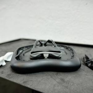 Der SQlab 610 M-D Active Sattel liegt umgedreht auf einer Oberfläche. Mehrere Elastomer-Dämpfer in unterschiedlichen Härtegraden sind daneben platziert.