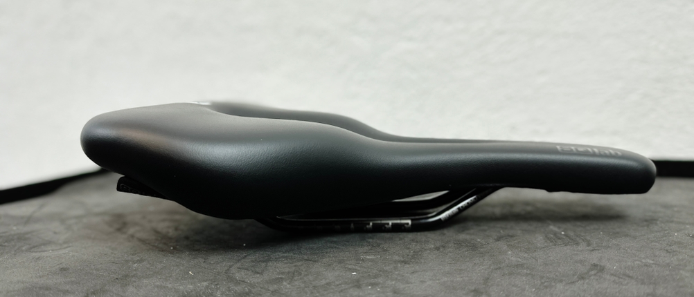 Seitliche Nahaufnahme des SQlab 610 M-D Active Sattels. Die ergonomische Form und das Logo auf der Sitzfläche sind sichtbar.