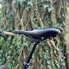 Ein Mountainbike mit dem SQlab 610 M-D Active Sattel steht vor einem Baum. Die ergonomische Sattelform ist gut zu erkennen.