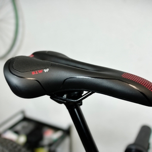 Der Youngdo MTB-Sattel vollständig montiert auf einem Fahrrad. Die Passform und die Polsterung sind deutlich sichtbar.