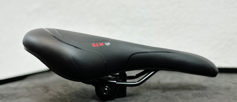 Nahaufnahme des Youngdo MTB-Sattels mit ergonomischer Form und gepolsterter Sitzfläche. Die Materialstruktur ist gut erkennbar.