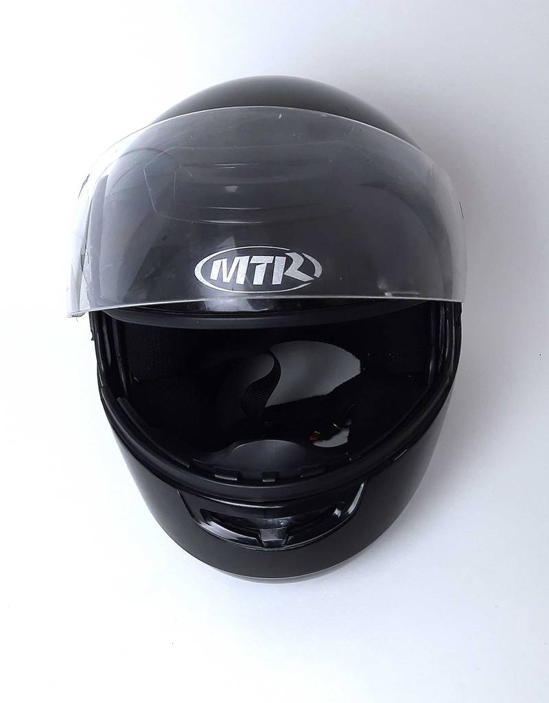 Blick von schräg oben auf einen getesteten Motorradhelm mit offenem Visier.