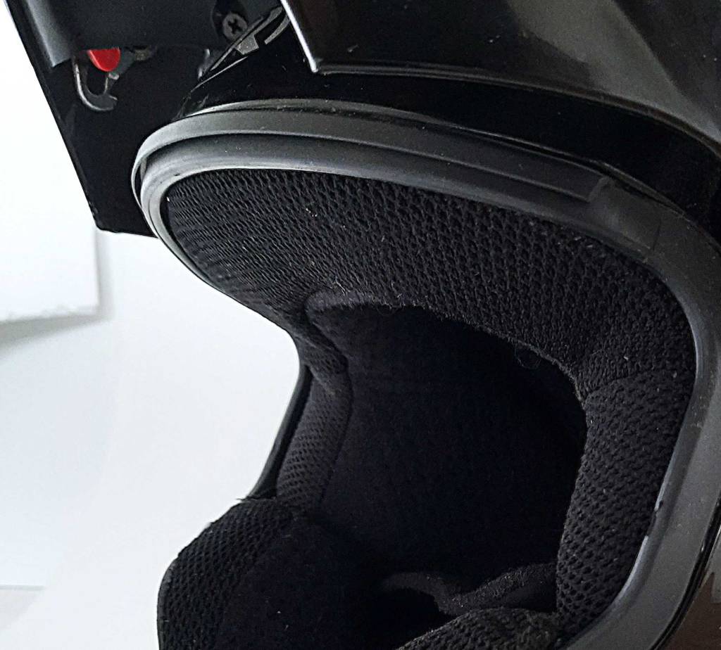 Detailansicht des Innenfutters eines getesteten Motorradhelms.