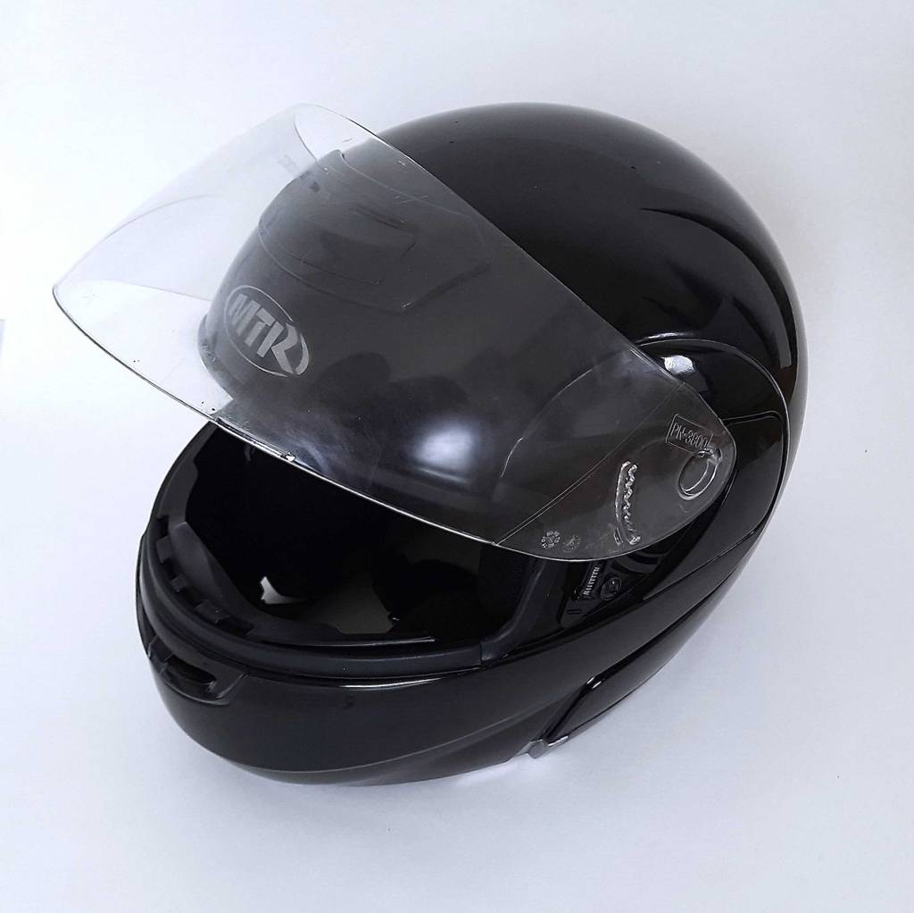 Blick auf das Visier eines Motorradhelms im Test.