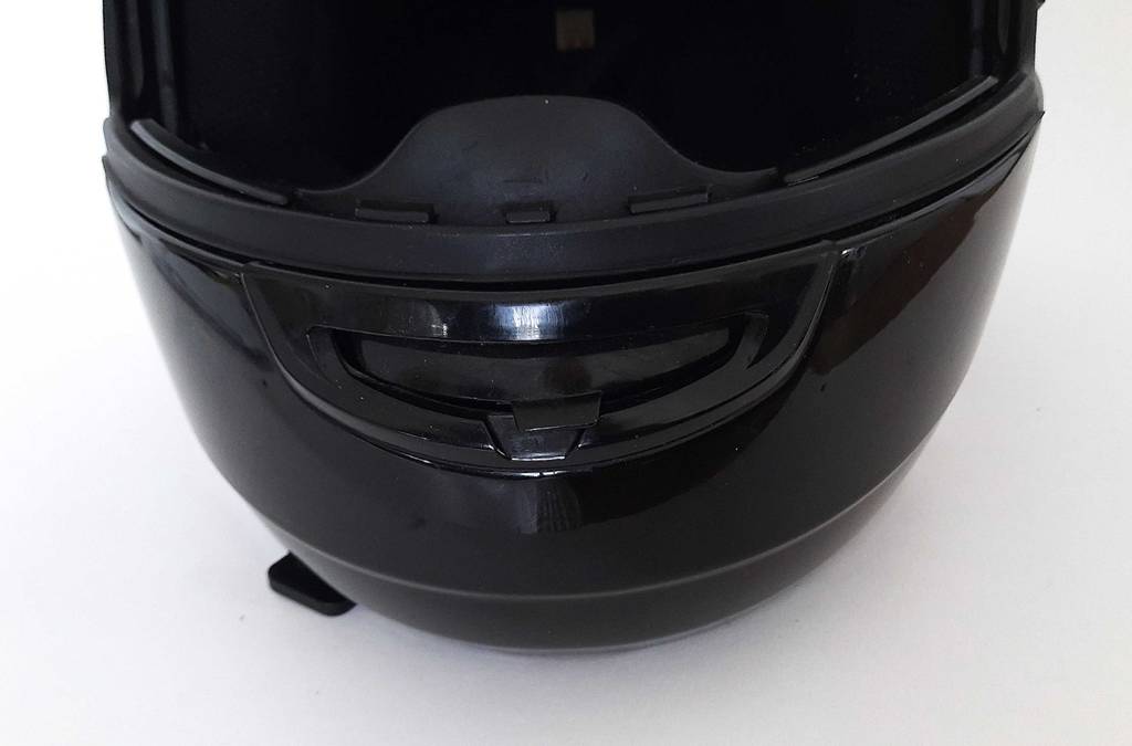 Ansicht des unteren Teils eines getesteten Motorradhelms.