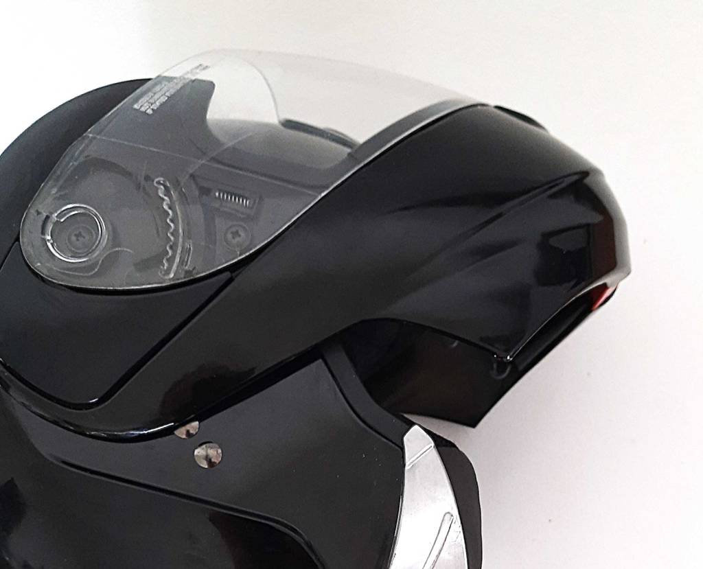 Motorradhelm-Test: Blick auf das Visier von der Seite.