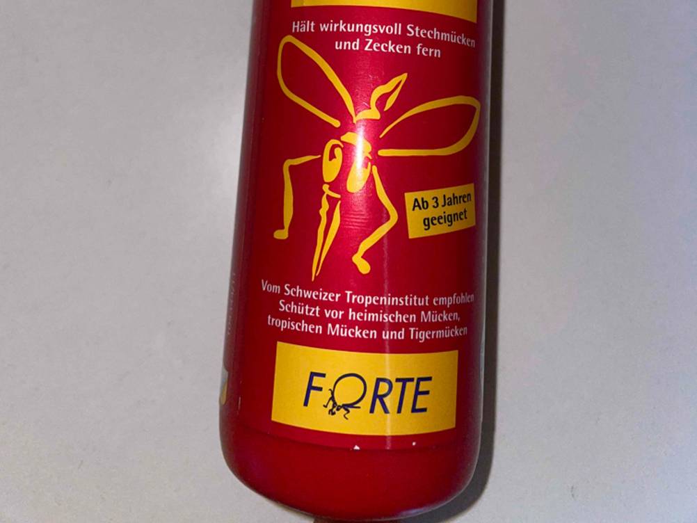 Mückenspray getestet: Nahaufnahme der Vorderseite der Flasche mit Informationen.