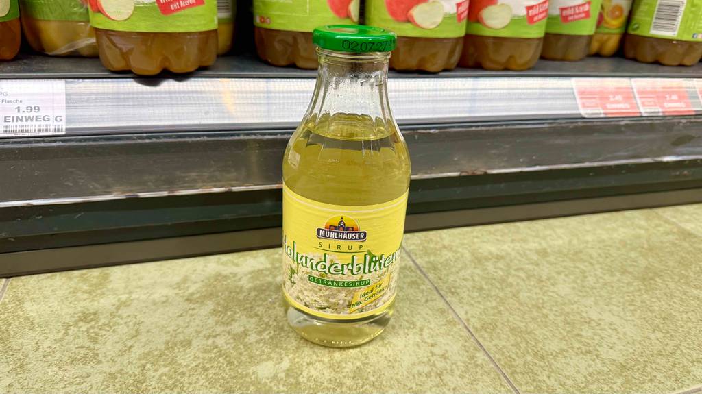 Auf dem Deckel einer Flasche getesteter Getränkesirup steht das MHD.