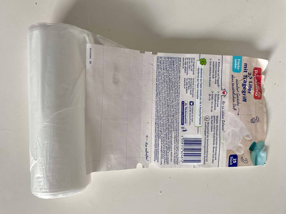 Im Test: Eine geöffnete Rolle Müllbeutel auf einer hellen Fläche.