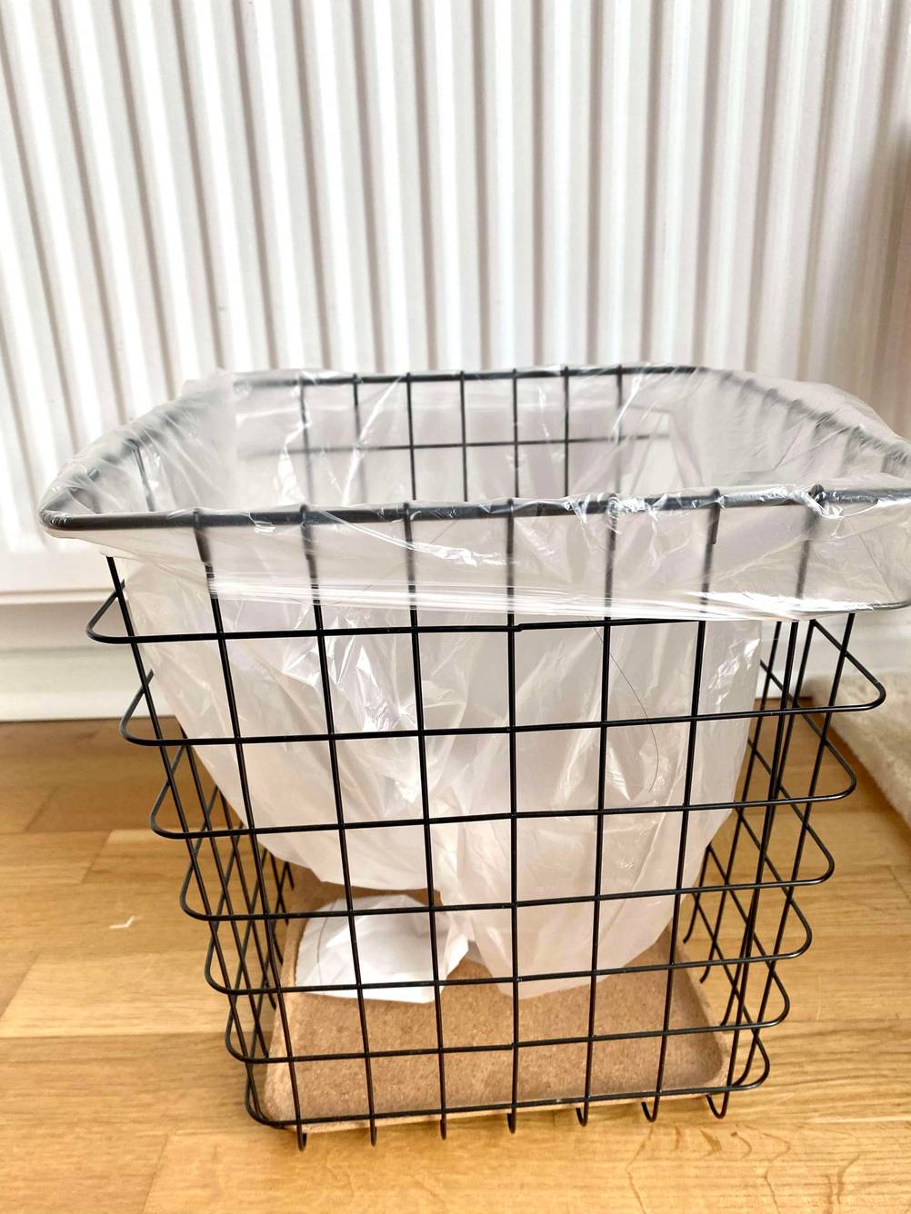 Müllbeutel-Test: Ein Müllbeutel in einem Korb.