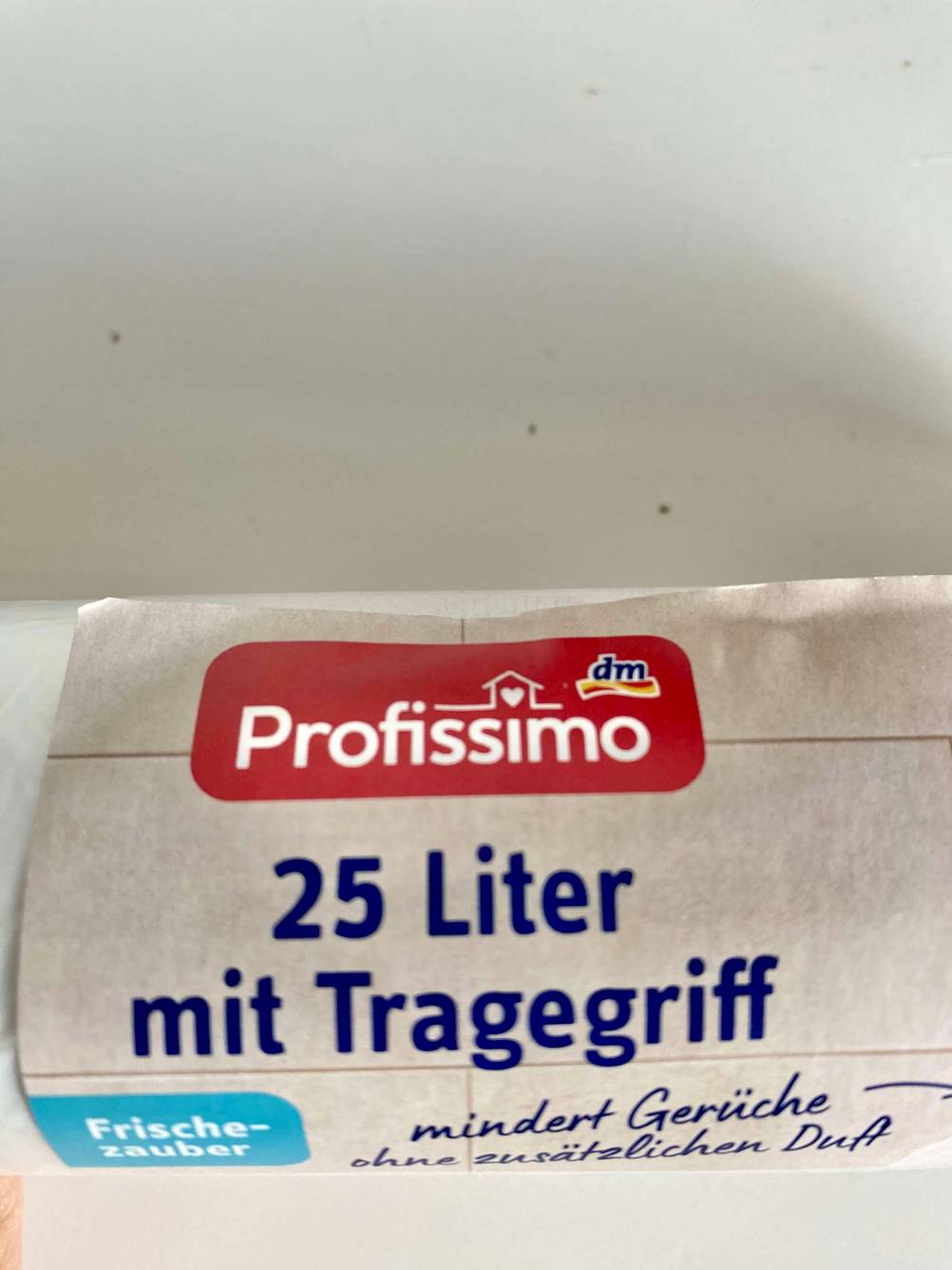 Nahaufnahme des Logos inklusive Beschreibung des Labels auf einer Rolle Müllbeutel im Test.
