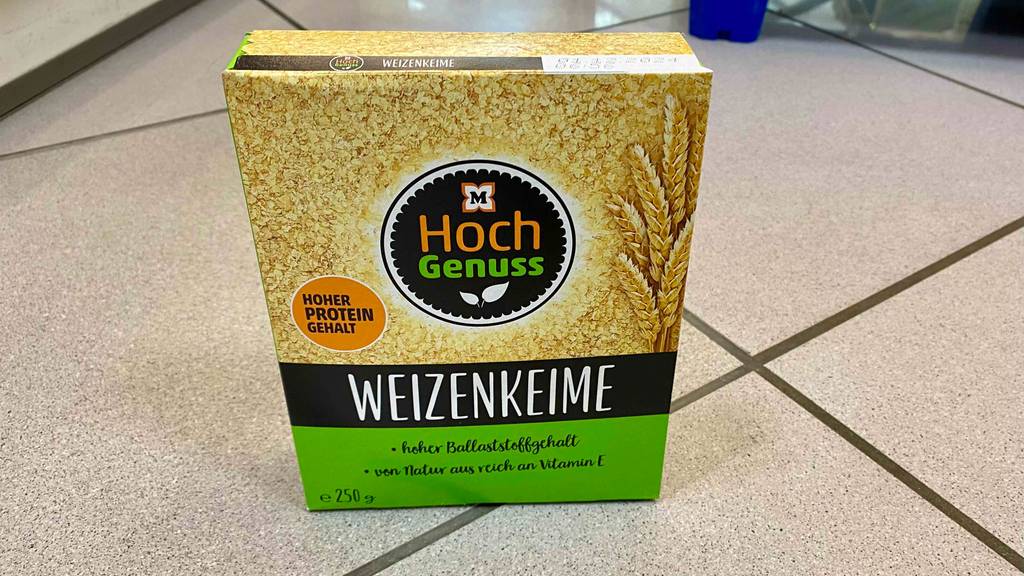 Ansicht von oben auf eine gelb-schwarz-grüne Verpackung inklusive Haltbarkeitsdatum von Müller Hoch Genuss Weizenkeimen im Test.