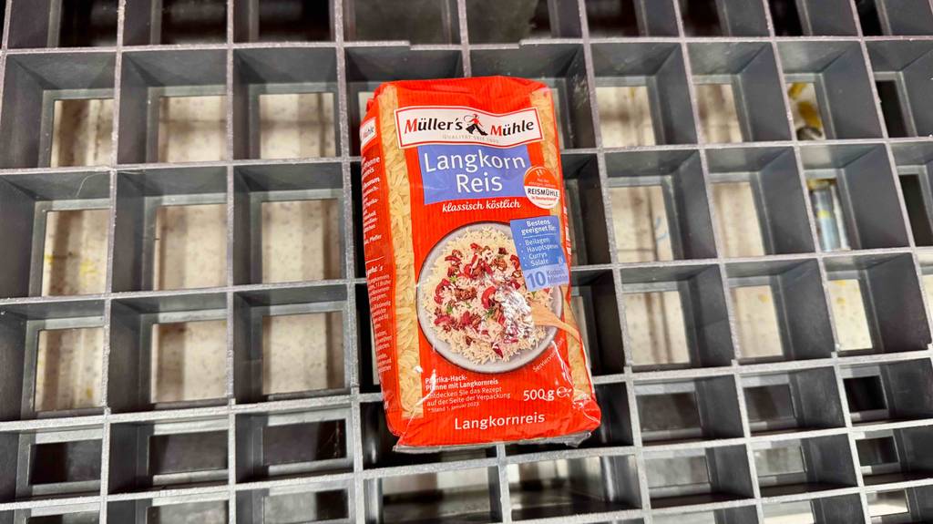 Im Test: Eine Packung Langkornreis liegt auf einem Gitter.