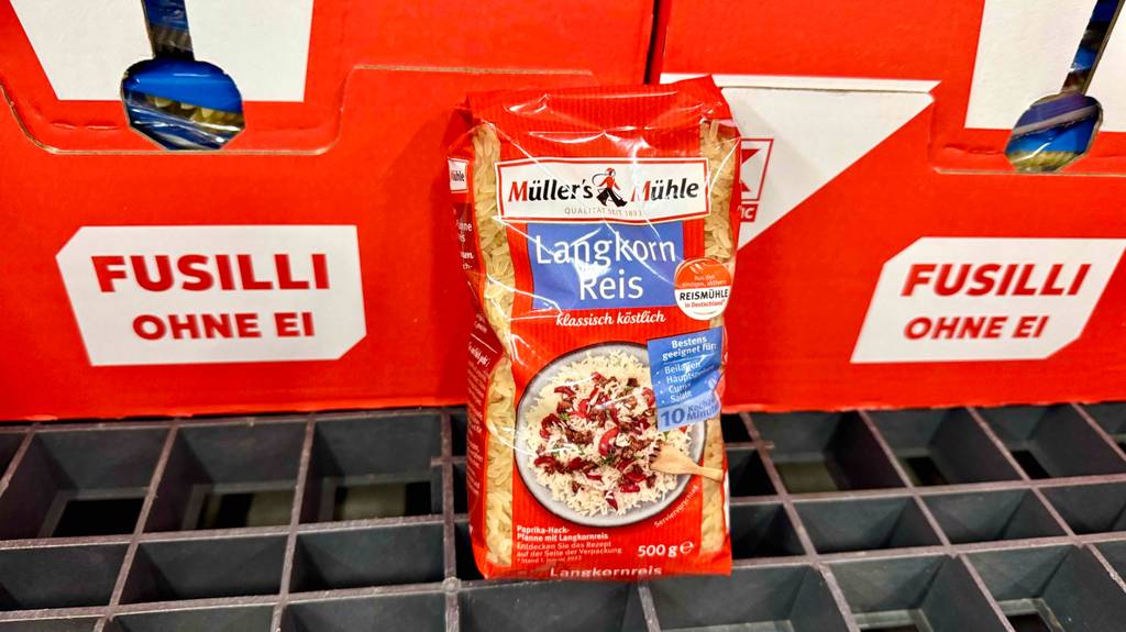 Langkornreis im Test: Eine Packung steht vor Nudelkartons.