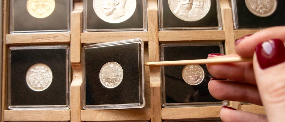 Münzsammlung mit einzeln geschützten Münzen in transparenten Münzkapseln
