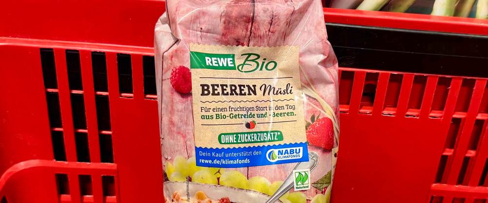 Müsli ohne Zuckerzusatz getestet: Nahaufnahme der Verpackung mit Logo und Artikelbezeichnung.