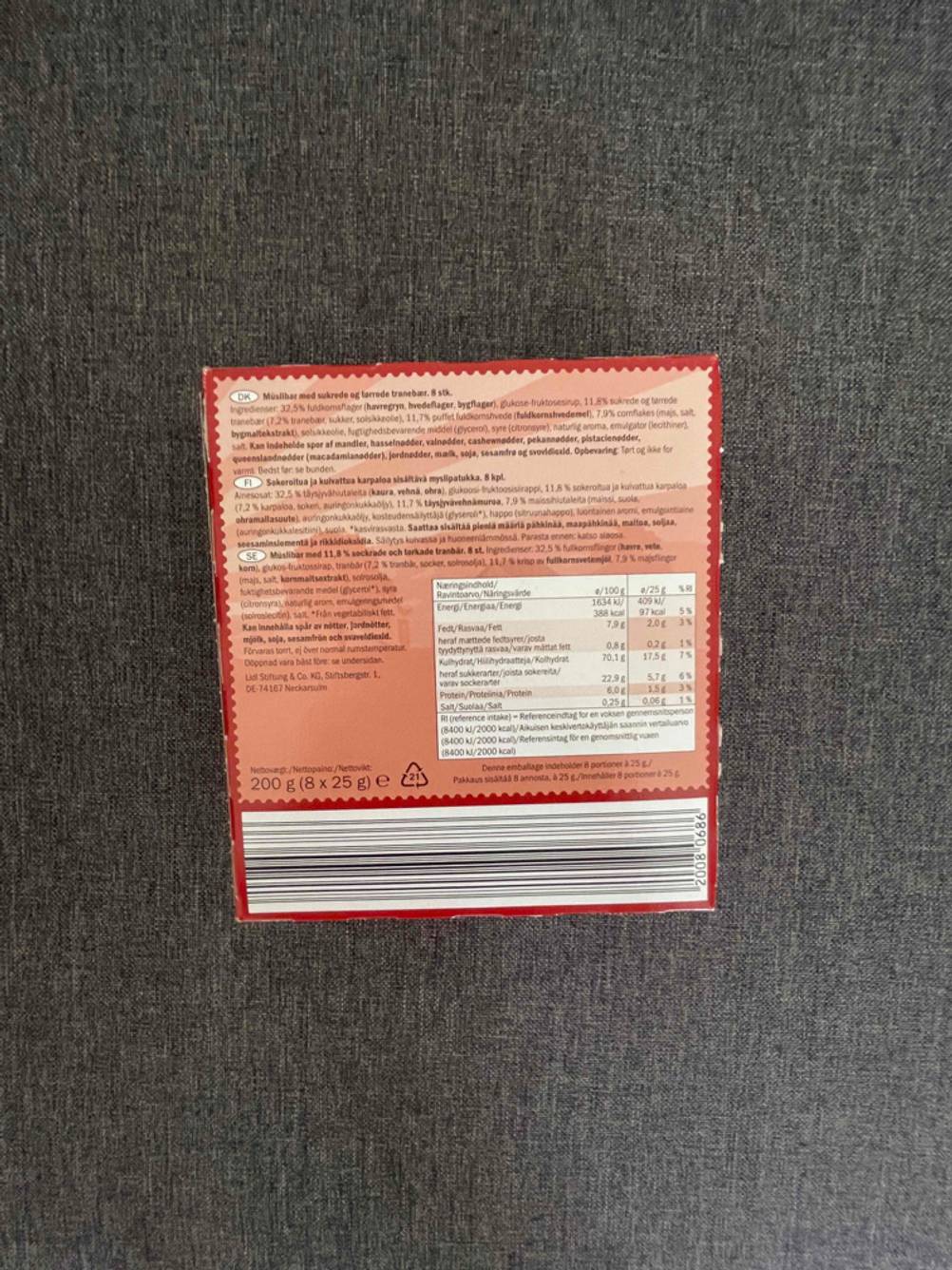 Müsliriegel-Test: Rückseite einer Originalverpackung auf einer dunklen Fläche.