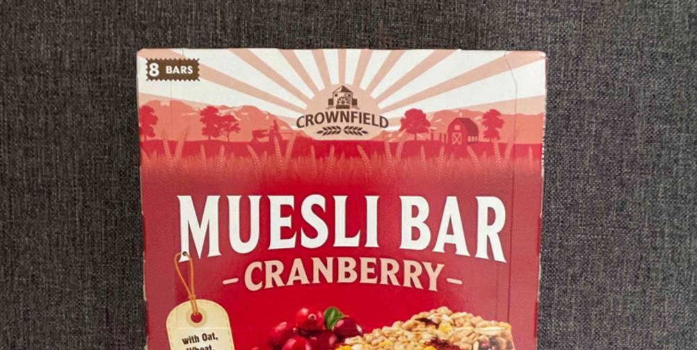 Müsliriegel getestet: Nahaufnahme der Vorderseite der Verpackung mit Logo und Artikelbezeichnung.