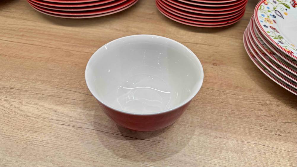 Müslischalen getestet: Eine Schale von schräg oben auf einem Tisch mit Tellern stehend.