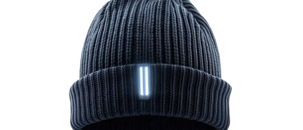 Mütze-mit-Licht-Test: Dunkelblaue Beanie mit zwei leuchtenden LED-Lichtstreifen.