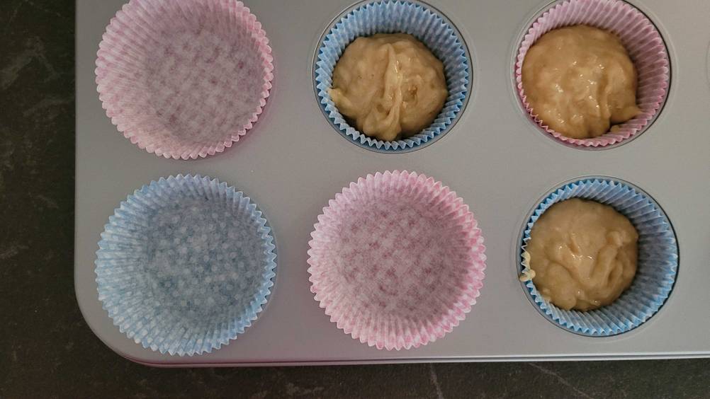 Muffinform getestet: Nahaufnahme der Form mit teilweiser Füllung mit Teig.