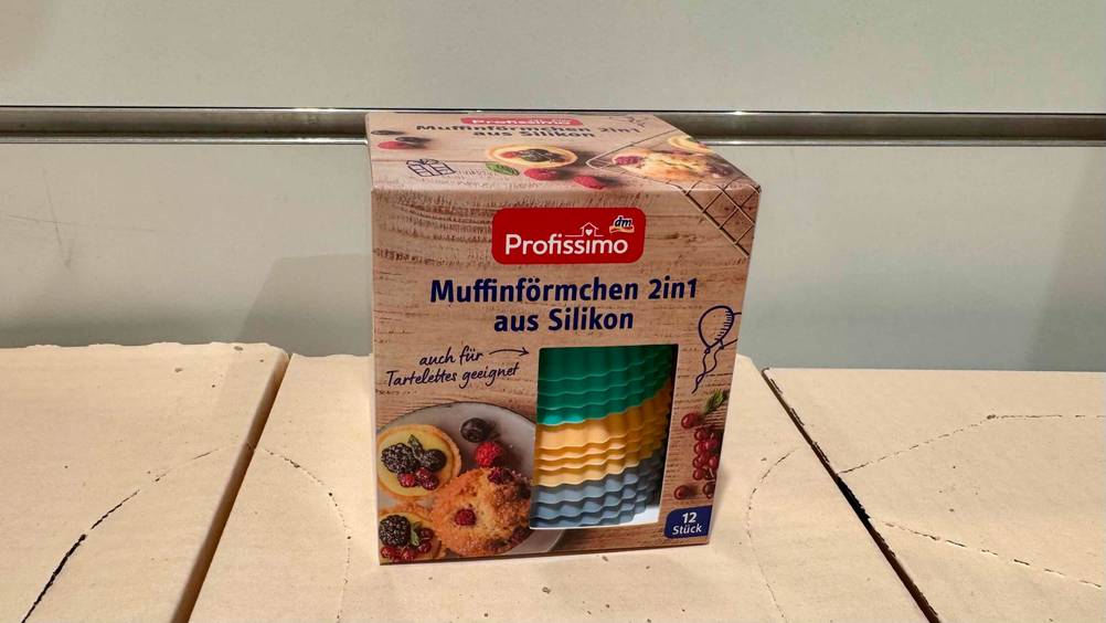 Getestet: Eine Packung der Muffinform Silikon von schräg oben auf einem Karton.