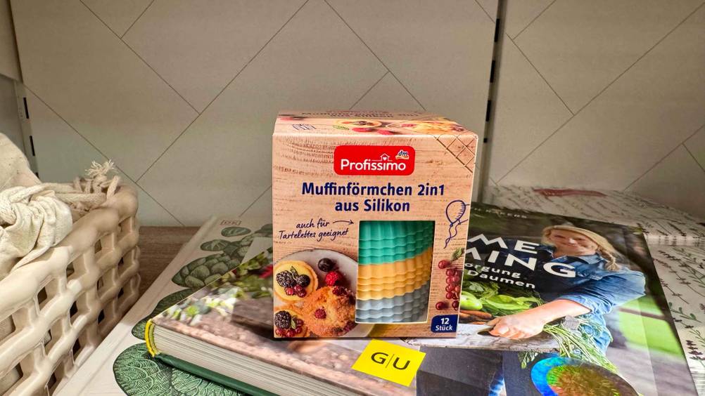 Muffinform Silikon im Test: Eine Packung steht auf einem Buch in einem Regal.