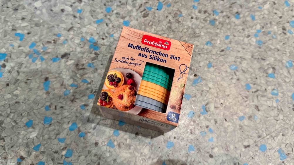 Muffinform Silikon getestetet: Eine Packung von oben auf einem grau-blauen Boden liegend.