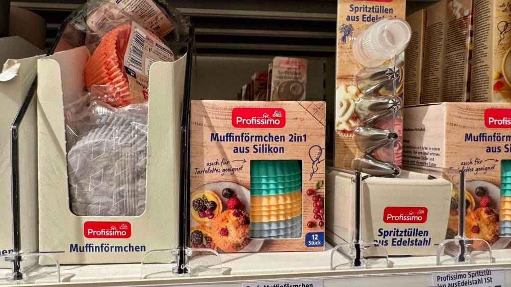 In einem Verkaufsregal steht eine Packung der getesteten Muffinform Silikon neben anderen Produkten.