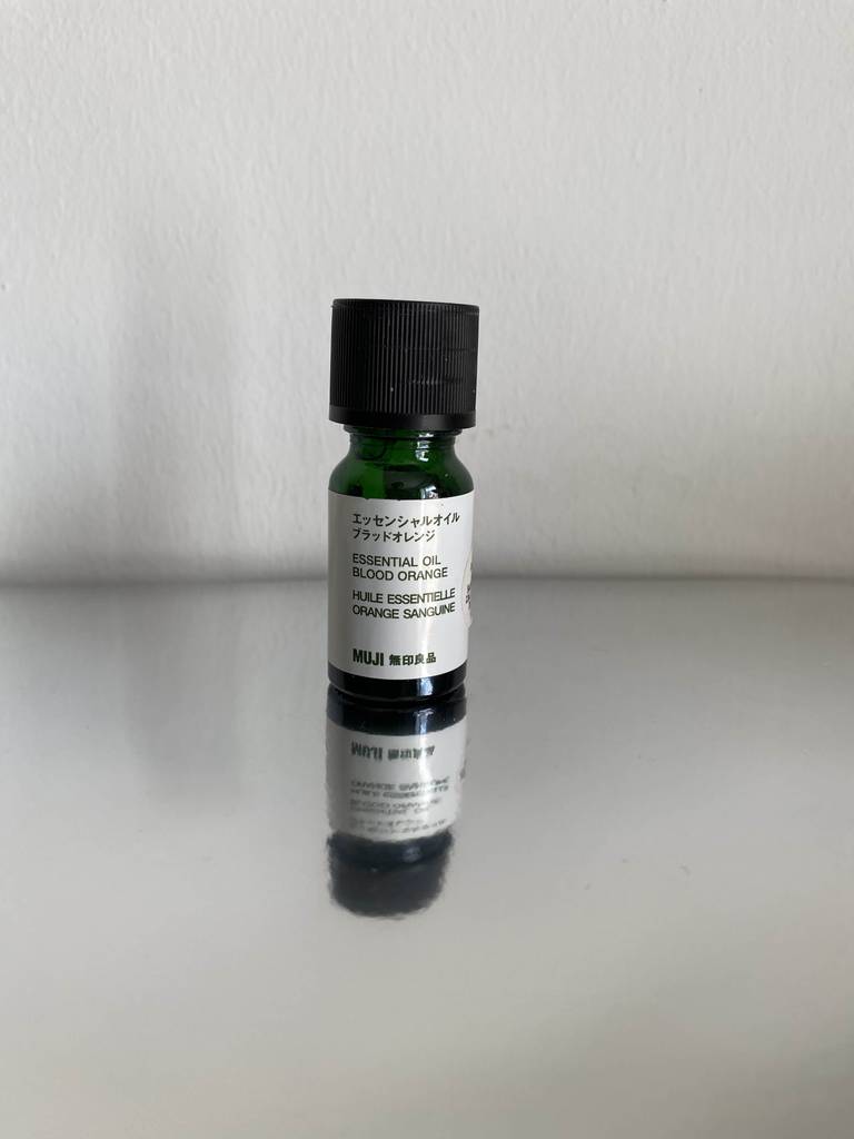 Im Test: Ein Fläschchen Aromatropfen von vorne in der Duftnote Blood Orange.