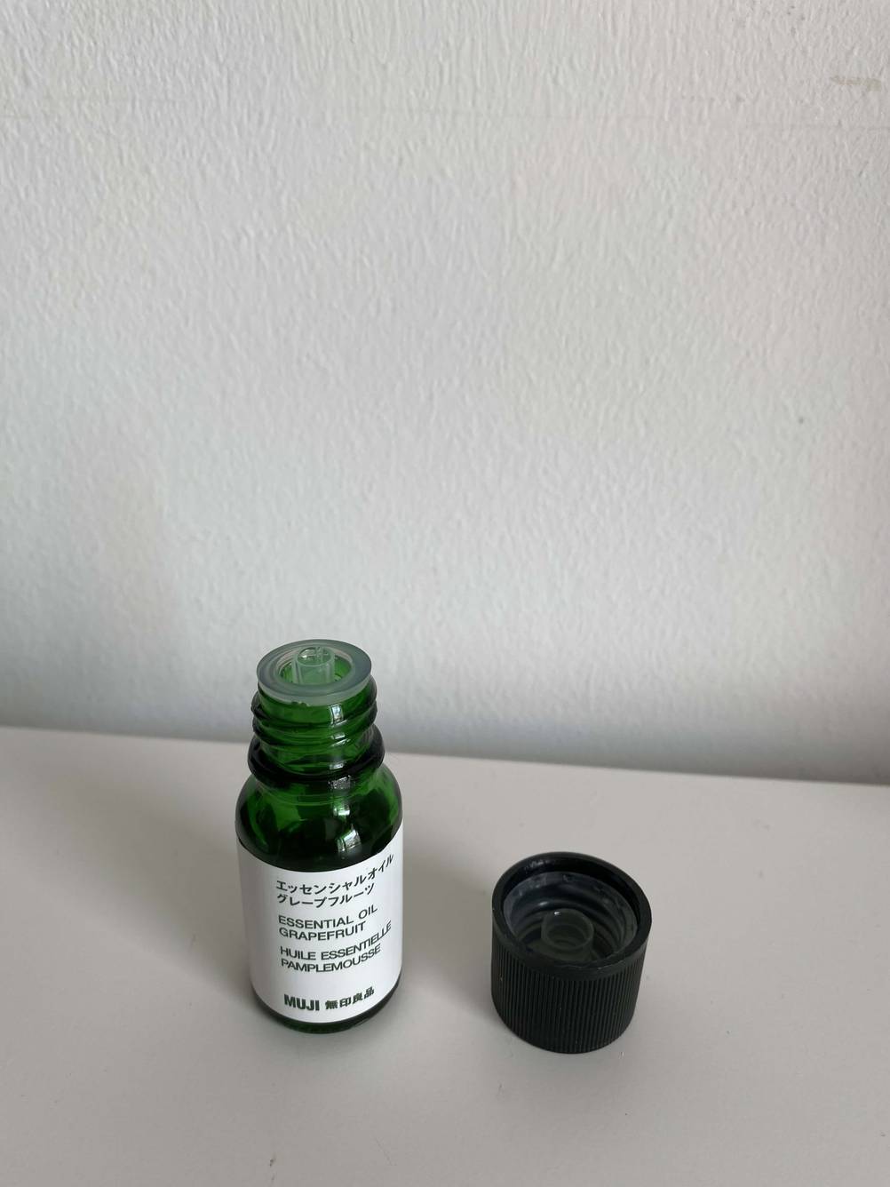 Aromatropfen getestet: Eine kleine Flasche geöffnet auf einer hellen Fläche, daneben liegt der Deckel.