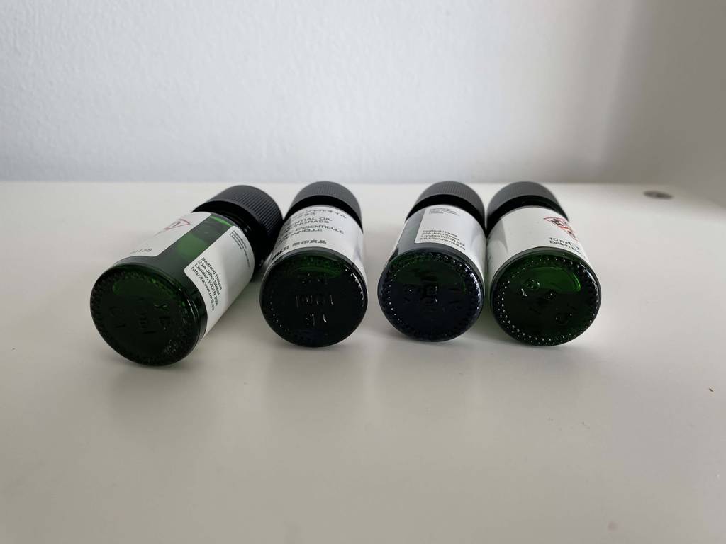 Die Böden von Fläschchen der getesteten Aromatropfen in Nahaufnahme.