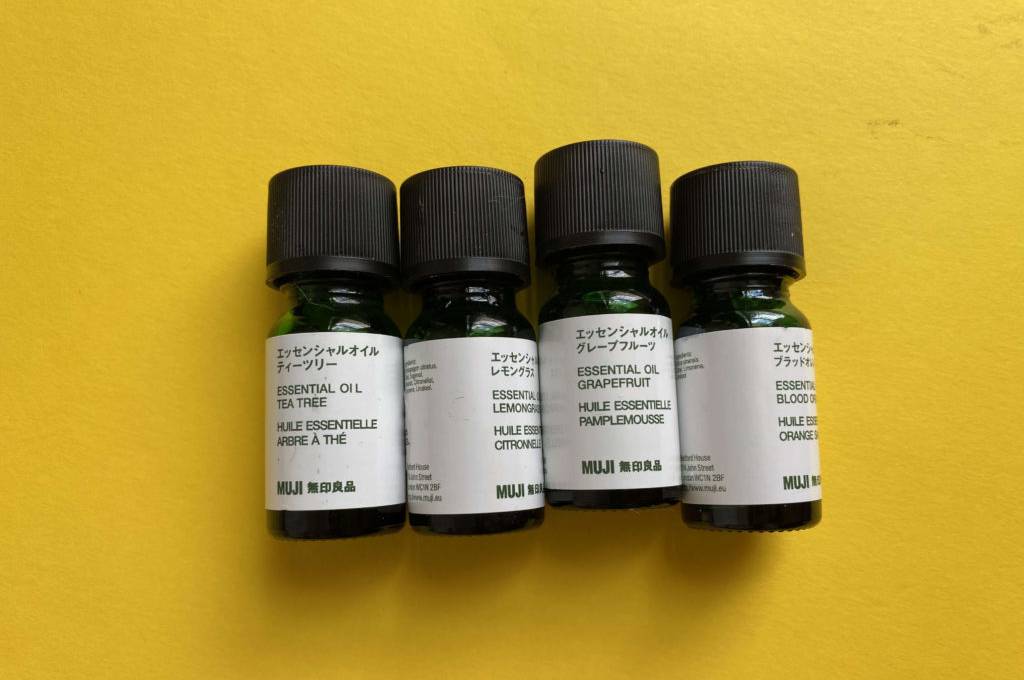 Vier Aromatropfenflaschen von Muji