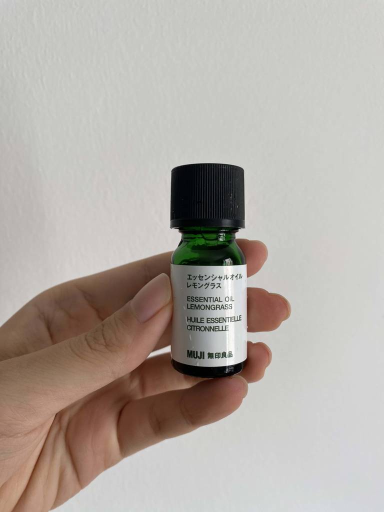 Eine Flasche Aromatropfen von Muji.