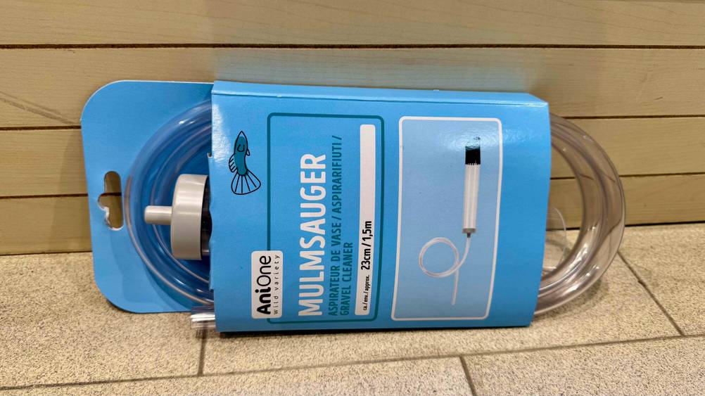 Mulmsauger getestet: Ein verpacktes Gerät horizontal vor einer hellen Wand auf dem Boden.