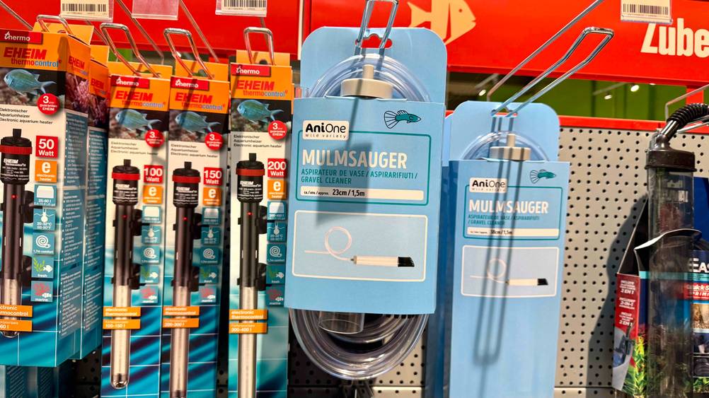 Mehrere getestete Mulmsauger in ihrer Verpackung hängen in einem Verkaufsregal.